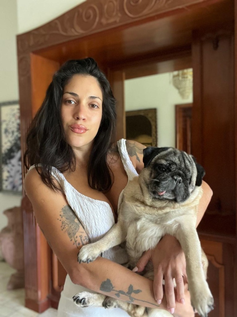 Victoria Citro, artista y autora de la guía, junto a su mascota